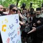 Толпа выбила стекла в микроавтобусе с участниками гей-парада в Тбилиси