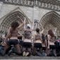 Активистки "Femen" провели в Париже акцию под названием "Папы больше нет!"