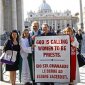 Женщина, одетая в священнические одежды появилась на площади Св. Петра в Ватикане