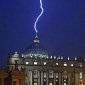 После отречения папы Римского  в купол собора Ватикана ударила молния