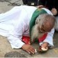 В Южной Корее полицейские сбили с ног  католического священника и прошлись по святым хостиям