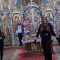 В храме УГКЦ под Тернополем юноши и девушки в роли нечистой силы входят и выходят из алтаря